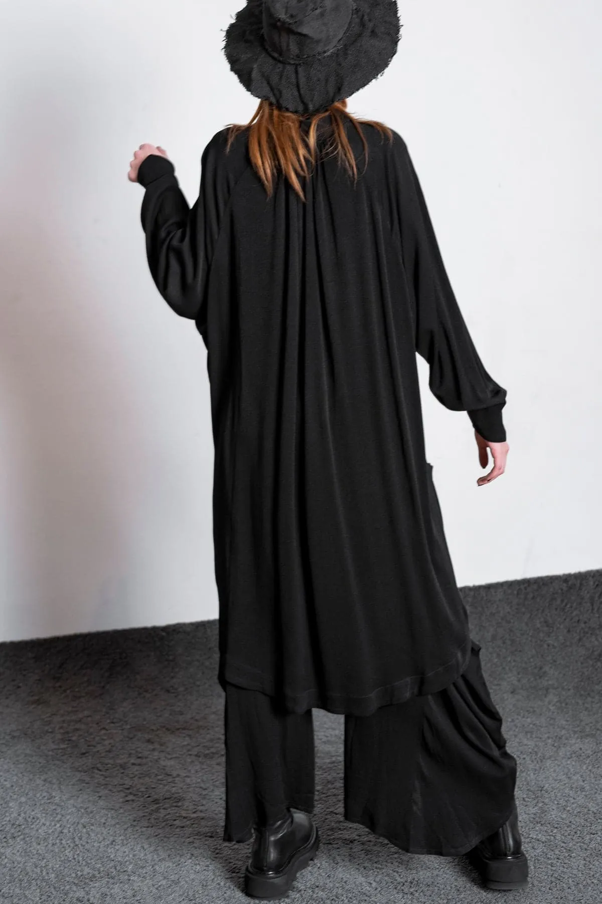 eigensinnig wien | Foucault | Elegantes, schwarzes Oversized Mantelkleid